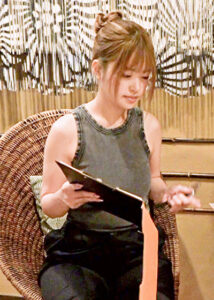 旦那の真横で盗撮！！ 人妻NTRエステ499553