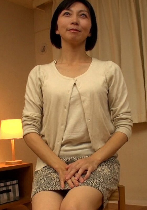 明るくサバサバしたショートヘアーが素敵な五十路熟女の初撮りAV!プロフェッショナルな男優に抱かれて快感を堪能する淫乱性交!h_1724h071g00002