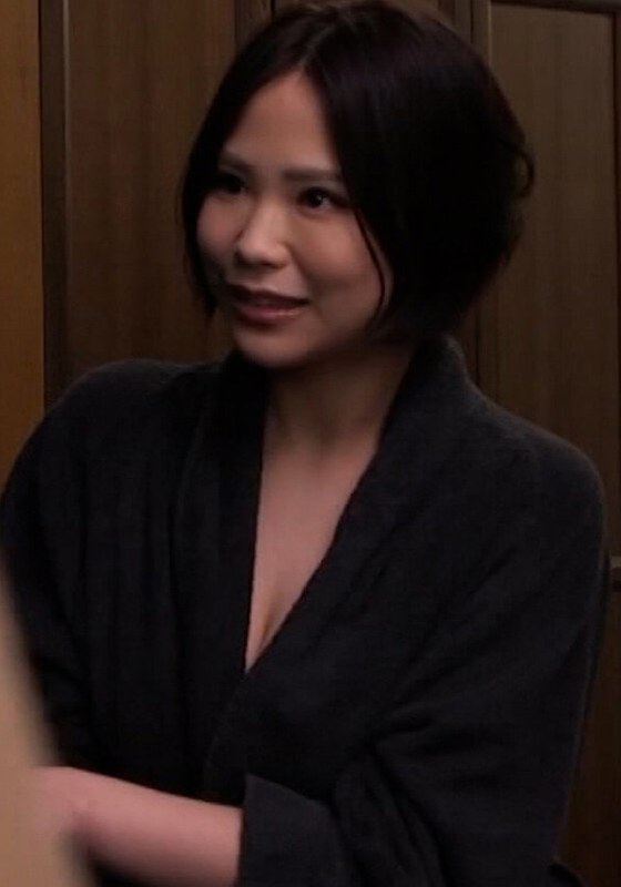 まさかの訪問者!欲求不満のカラダは4Pに快楽堕ち!連続ぶっかけSEX!h_1724m805g00002