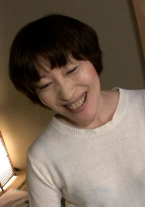 旦那が単身赴任で性欲が抑えきれず決意のAV出演!結婚27年目のショートヘアーで清楚な熟女が淫乱女へと豹変!h_1724m806g00006