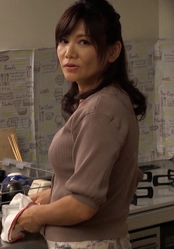 性欲旺盛な五十路熟女!旦那とのSEXでは満足出来ず台所でオナニー!満足できないカラダは禁断のエロスへと堕ちていく…h_1724m815g00007