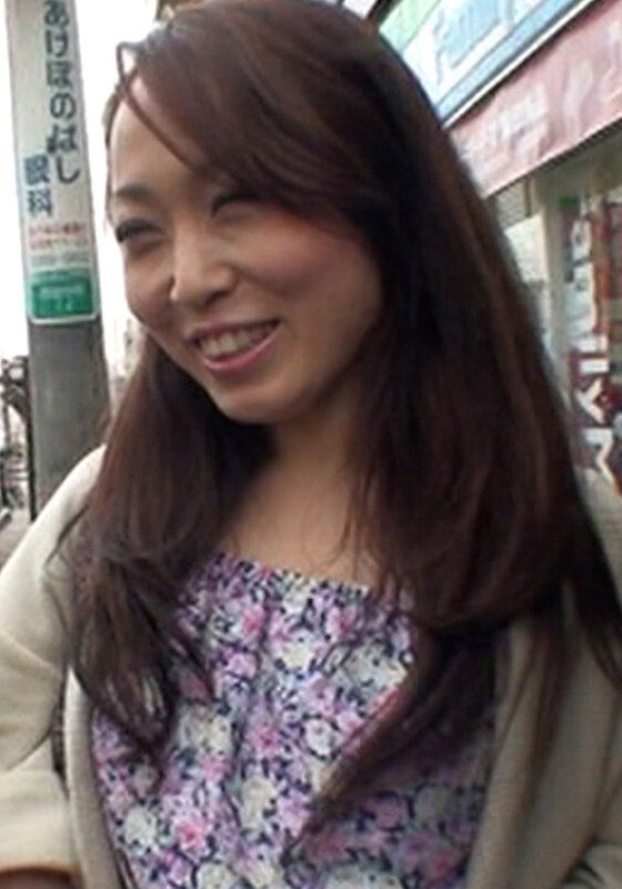 インタビュー番組に協力して欲しいと人妻さんをナンパ!人妻さんの素人丸出し剛毛股間に中出しSEX!h_1724m818g00009