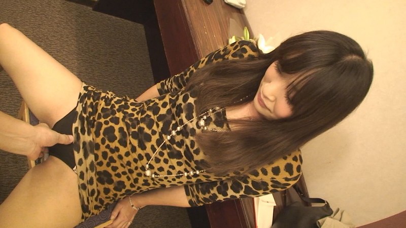 謝礼に釣られてやってきたギャル系美人妻は、バイブをアソコに入れたまま男のモノにしゃぶりつく!h_1724m991b00003