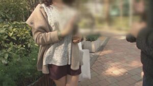 シャープな瞳と端正な顔立ちでとても気が強い奥様と思いきや、脱がせてみると断れないオンナNO.1の神回。「困ります」と言いつつもイイナリな奥様h_1724m993b00009