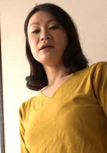 寝ても覚めても息子のデカチンが気になる母！！オナニーじゃ我慢できない！？h_1724m573g00005