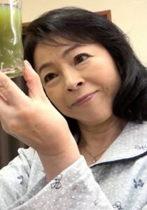 性欲が少ない息子を心配して、こっそり強精剤を飲まして誘惑する欲情お母さん！！h_1724m564g00010