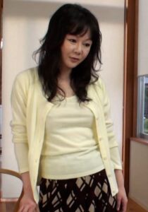 息子の股間が気になるお母さん、寝ている息子のベットに潜り込んでキスをしたりチ○ポをまさぐったり好き放題！！我慢の限界の二人は激しく求めあい「お母さんをめちゃくちゃにして～」と息子に欲情する性獣五十路お母さん！！h_1724m564g00011