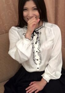 実話のエロい系のインタビューに巻き込まれた美乳爆乳奥さん！興味ありの奥さんは柔らかいおっぱいを揺らし大きな喘ぎをあげてイキまくる。h_1724m578g00010