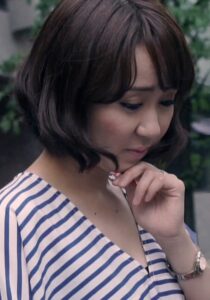 上品でハイセンスな奥様と言われ雑誌のアンケート調査に協力する事になった奥様…実は出会い系サイトで不倫を愉しむ不貞奥様でした…h_1724m622g00002