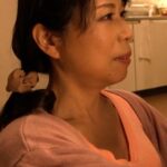 寿司職人を目指す息子の為に乳房を揉ませてあげる母！？いつしか握りの練習が性欲に負け…h_1724m625g00004