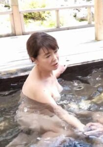 過保護な母と混浴露天風呂SEX！チ○ポを洗ってくれるお母さんは…任せなさいと、ぱくっとフェラ！h_1724m631g00009