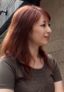 美人お母さんと母子二人の温泉旅行。無防備な母に突然の告白、一度きりと息子の愛を受け入れカラダを許す母子愛の果て…h_1724m654g00009