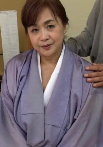 和服の似合うメガトン級爆乳熟女が初のAV出演！3Pで両方の乳首を舐められ感じたマ○コは大洪水！快感に溺れた変態淫乱熟女絶頂交尾！h_1724m662g00011