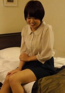 個撮テイで声を掛けられホテルに連れ込まれた欲求不満のFカップ奥様をなし崩し的にハメ撮りSEX…h_1724m717g00006