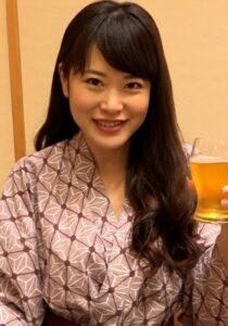 温泉モデルテイで撮影旅行に参加した巨乳ちゃん奥様！撮影後の宴会でいい呑みっぷりで淫乱ビッチに大変身！チクビ責め＆電マでエロモード全開淫乱SEXh_1724m717g00012