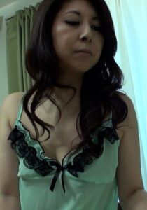 欲求不満の義母は僕の朝勃ちチ○ポをみて嬉しそうにしゃぶり挿入をせがむ淫乱ビッチでした！h_1724m764g00005