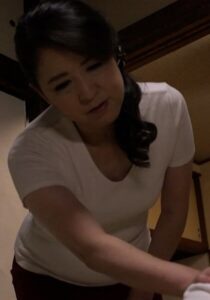 夫が寝入ってしまい欲求不満解消に台所で茄子でオナニーをするお母さんは満たされない性欲を息子へ…h_1724m769g00007