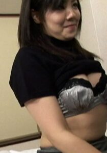 恥ずかしいと言いながらも積極的な奥さんは男の愛撫を受け入れ感じ初めて…やわらかオッパイを大きく揺らして感じまくるh_1724m563g00017