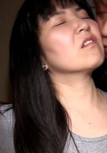 街で見かける地味目な熟女さんが見せる激しいSEX！隠れビッチな素人熟女さんにした事のない激しいSEXしてみました。h_1724m591g00002