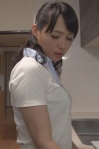 「こんなオチ○チン大きくしちゃって…」綺麗な母のメスの顔h_1825tssr01903