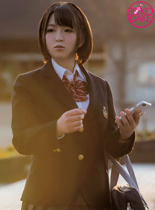 【お得】巨乳女子○生にスク水着せて3P。対面立位でズボズボ突いてイカセて、続いて対面座位。下から激突上げしたら、今度は立ちバック。ベッドで3P、チ○ポ咥えながらバックで突かれ正常位ピストン＆顔射。2人目もスク水脱がせてからのピストン＆顔射。 井上真帆td040dvaj00235