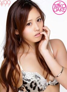 【復活】いつでもベロキスしながらセックスもする美少女。対面座位や正常位でベロキス。喘ぎながらでも、奥まで突かれてもベロキス。立ちバックでは振り向きながら、立ったまま前から突かれてもベロキス。デカチンで膣奥まで突かれても最後はベロキス同時イキ。 伊東紅td042dv01580