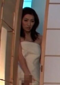 ムラムラ熟女が全裸で肉棒狩り！淫気爆発で本能丸出し生嵌め狂い！h_1724a097g00006