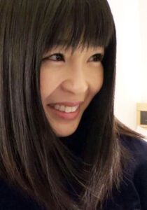 年に数度のセックスじゃ我慢できない黒髪清楚奥様。電マの振動がヤリマン最強属性にレベルアップ。挿入ではガッチリ脚ホールドでオトコをキープ！h_1724a100b00001