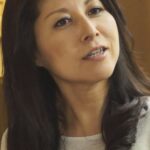 娘に彼氏を紹介していたらテーブルの下で触られて！声を抑えて盛り上がる熟年カップル。h_1724a103b00003