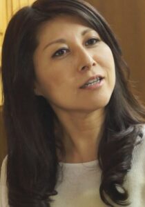 娘に彼氏を紹介していたらテーブルの下で触られて！声を抑えて盛り上がる熟年カップル。h_1724a103b00003
