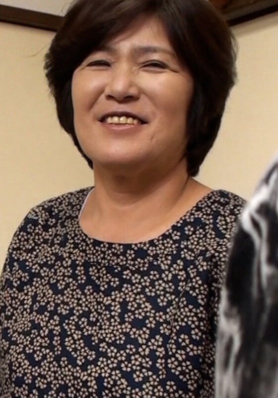 田舎の人情熱い熟女に夕飯をご馳走になりお礼に性感マッサージ！久々の男性の愛撫にその気になる素朴な熟女に中出しSEX！h_1724a107g00005