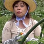 旦那さんとは15年以上のセックスレスと言う畑仕事が似合う田園スマイル熟女をそのままラブホに誘い3P中出しSEX！h_1724a107g00006