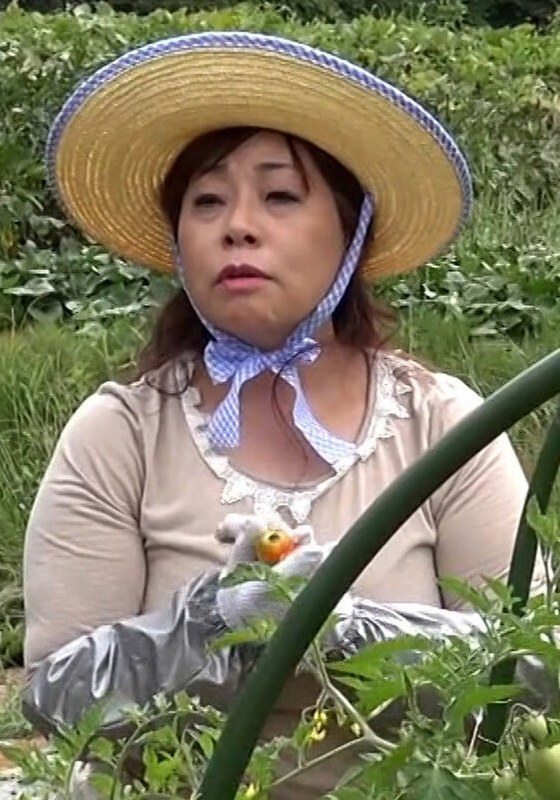 旦那さんとは15年以上のセックスレスと言う畑仕事が似合う田園スマイル熟女をそのままラブホに誘い3P中出しSEX！h_1724a107g00006