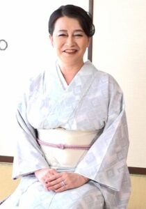 和服姿の爆乳おばさん！アダルトグッズのモニターからあれよあれよのAV出演！緊張から人生最高イキ過ぎ性交！h_1724a108g00001