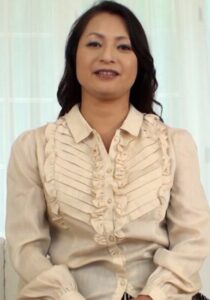 8年ぶりの肉棒を緊張気味に握る五十路熟女！一生に一度の初撮りAVの快感に没入する巨乳素人おばさんの破廉恥SEX！h_1724a108g00003