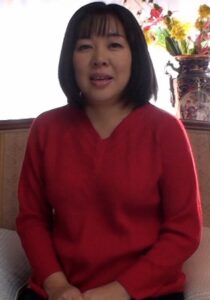 小さな会社を経営する52歳の熟女が会社の為にAV出演を決意！ポッチャリボディに黒々陰毛がエロ過ぎる熟女のアヘ顔めがけて顔射フィニッシュ！