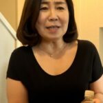 通販で買った電マで早速オナニーを始める品の良い熟女が配達員に見られてしまい…。配達員に欲求不満をぶつける痴女SEX！h_1724p123g00002