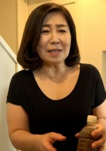 通販で買った電マで早速オナニーを始める品の良い熟女が配達員に見られてしまい…。配達員に欲求不満をぶつける痴女SEX！h_1724p123g00002