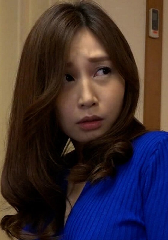 お母さんの元彼なんか見たくない！母への愛を口にする息子は激しくキスを貪り、戸惑いながらも息子の愛を受け入れていき、貪るように舐め合い、抱き合い母と息子の背徳行為はエスカレートし中出し交尾となる！