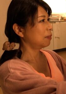 寿司職人を目指す息子の為に乳房を揉ませてあげる母！？いつしか握りの練習が性欲に負け…