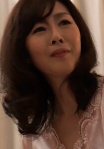 息子に性欲剤を飲ませ襲いかかる母！？ちょっとまって母さん…チ〇ポを貪り股間を顔面に押し付ける変態母さん！