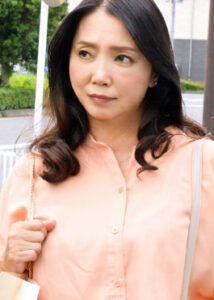 電車でさわられた六十路母 沢口紫乃 六十歳522416