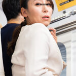 「えっ！おばさんの私が？！」我が子の前で触られ必死に抵抗するも愛液を垂れ流し絶頂が止まらない巨尻母 VOL.6533019