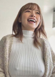 撮影中にカメラを奪われ集団で○○されたバカノーブラ配信女 ノーブラで満員電車に乗るバカ巨乳配信女