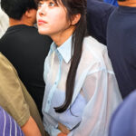 電車の中でインナーを抜き取られ透け巨乳を見られる羞恥で抵抗できないシアーシャツ女子 2515773