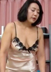 旦那は単身赴任で今月も帰って来れない･･･欲求不満のお母さんは長男の若い肉棒に欲情してドエロ痴女セックスに沼る！515836