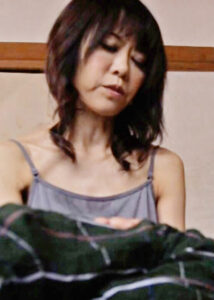 体調不良の愚息の元に訪れた母さん！貧乳だけどデカ乳首に発情した愚息とのSEXに嵌る淫乱母さん！525661