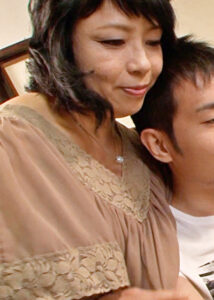 なんかムラムラするんです！長男にカラダを押し付け誘う我慢できない淫乱熟女母と禁断の中出しSEX！527983