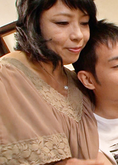 なんかムラムラするんです！長男にカラダを押し付け誘う我慢できない淫乱熟女母と禁断の中出しSEX！527983