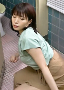 女性トイレ内も危険がいっぱい！意識がないまま喰われてしまう色白スレンダー巨乳女！